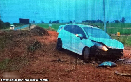 ColisÃ£o contra desvio de terra fere quatro pessoas na vicinal QuatÃ¡-TupÃ£ 