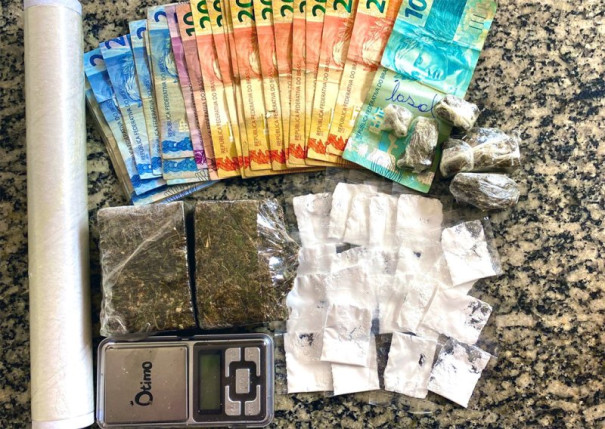 Polícia Militar de Bastos faz abordagem e apreende cocaína e tabletes de maconha