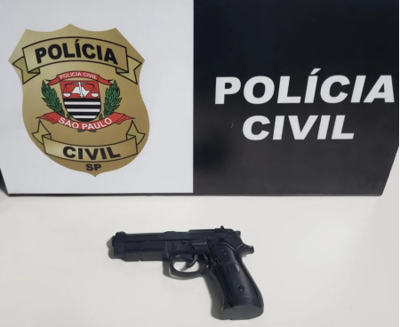 Durante cumprimento de mandado de busca e apreensÃ£o, Policia Civil localiza simulacro de arma de fogo em Santo Expedito