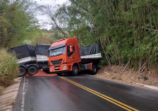 Carreta tomba e interdita vicinal entre Tupã e Quatá