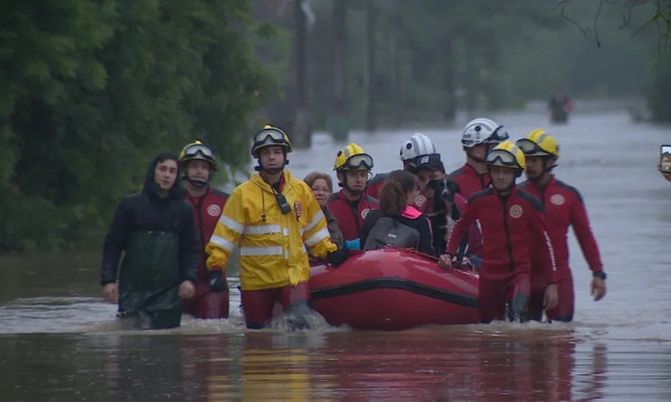 Após chuva, água invade casas em Porto Alegre e moradores precisam ser resgatados de bote;