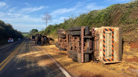 CaminhÃ£o carregado com grÃ£os de milho tomba em estrada de acesso Ã  Rodovia Assis Chateaubriand, em Sandovalina