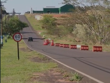 Obra para correÃ§Ã£o do pavimento asfÃ¡ltico interdita Via de Acesso Vasco Pigozzi em Osvaldo Cruz