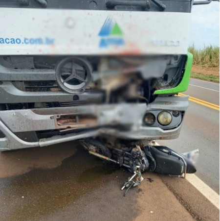 Motociclista morre apÃ³s bater de frente com caminhÃ£o em rodovia de Macatuba