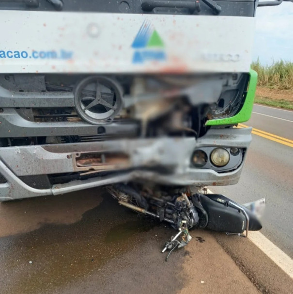 Motociclista morre após bater de frente com caminhão em rodovia de Macatuba