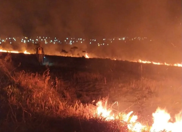 Incêndio de grandes proporções atinge área de pastagem, em Presidente Prudente