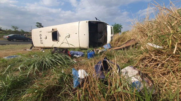 Acidente de trânsito com micro-ônibus de trabalhadores rurais mata uma pessoa e deixa outras sete vítimas feridas na Rodovia Assis Chateaubriand