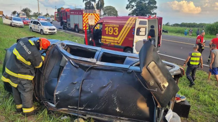 Cinco pessoas ficam feridas apÃ³s carro capotar na SP-294 em TupÃ£