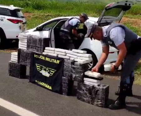 Motorista Ã© preso com mais de 227kg de maconha escondidos em porta-malas e banco de veÃ­culo