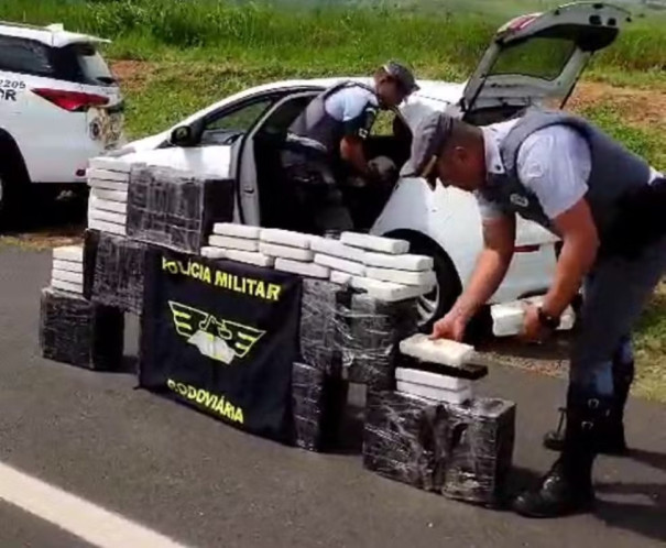 Motorista é preso com mais de 227kg de maconha escondidos em porta-malas e banco de veículo