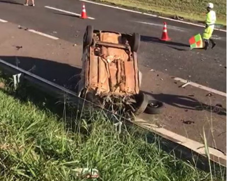 Acidente entre carro e caminhÃ£o mata uma mulher na Rodovia Raposo Tavares, em Regente FeijÃ³