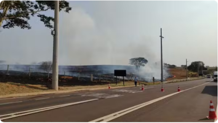 CaminhÃ£o com carga de feno pega fogo e incÃªndio destrÃ³i quase 17 hectares de pastagem Ã s margens da Rodovia Comandante JoÃ£o Ribeiro de Barros, em