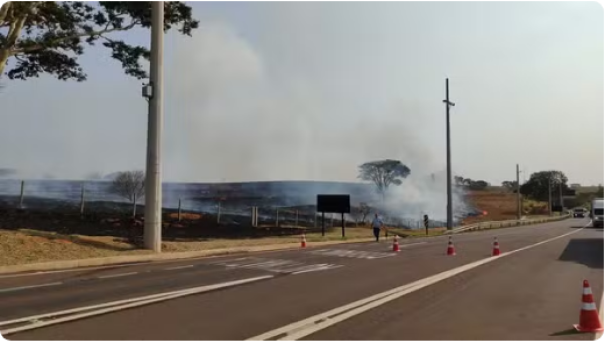 Caminhão com carga de feno pega fogo e incêndio destrói quase 17 hectares de pastagem às margens da Rodovia Comandante João Ribeiro de Barros, em