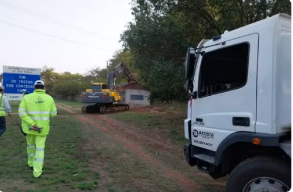 Imóveis do DER-SP são demolidos para eliminar cruzamento em nível de veículos na Rodovia Raposo Tavares, em Presidente Epitácio 