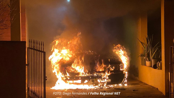 FLÓRIDA: Carro pega fogo em garagem de residência 