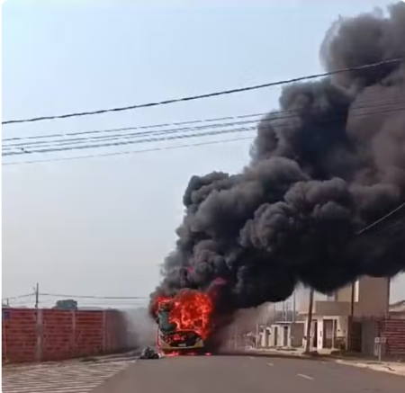 IncÃªndio destrÃ³i Ã´nibus do transporte coletivo urbano no bairro Vida Nova Pacaembu, em Presidente Prudente