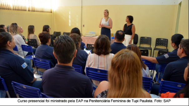 EAP apresenta cartilha sobre violência doméstica para servidores da Penitenciária Feminina de Tupi Paulista