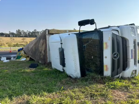 CaminhÃ£o carregado com mais de 25 toneladas de sal perde freio e tomba na Rodovia Assis Chateaubriand