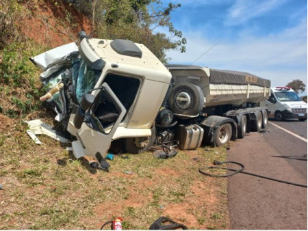 ColisÃ£o Frontal entre caminhÃ£o e carro de passeio deixa uma vÃ­tima fatal na SP-425-municipio de ParapuÃ£