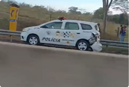 Caminhonete bate na traseira de viatura da PolÃ­cia RodoviÃ¡ria na Rodovia Raposo Tavares, em CaiuÃ¡