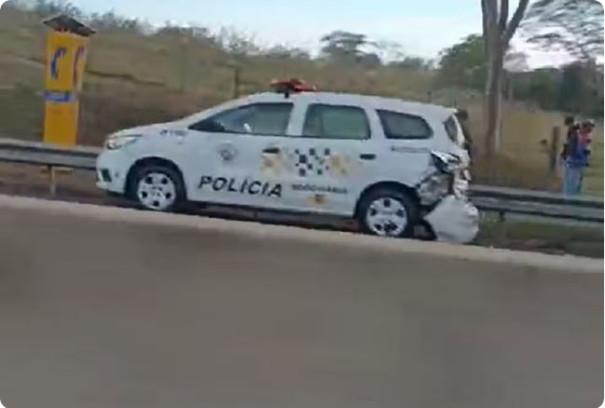 Caminhonete bate na traseira de viatura da Polícia Rodoviária na Rodovia Raposo Tavares, em Caiuá