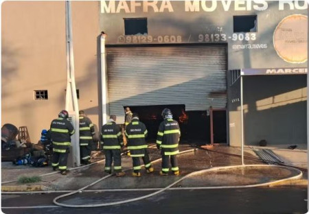 IncÃªndio destrÃ³i interior de loja de mÃ³veis em MarÃ­lia