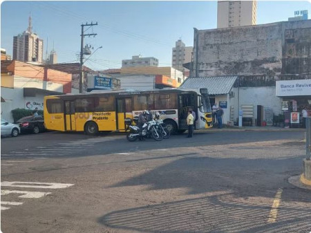 Ãnibus desgovernado da SOU Prudente desce de rÃ© e atinge carro estacionado prÃ³ximo ao Terminal Urbano, em Presidente Prudente