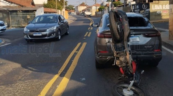 Motociclista fica ferido após acidente no trecho urbano da SP-294 em Pompeia