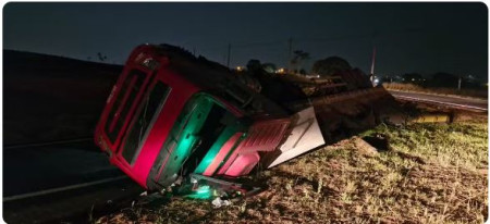 Pai e filho ficam feridos apÃ³s carreta tombar em alÃ§a de retorno da SP-294