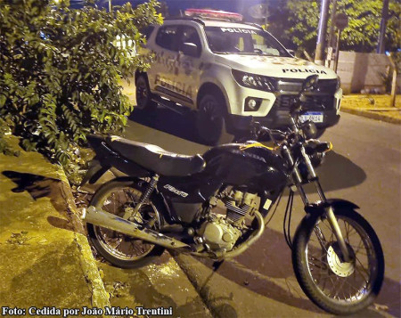 Motocicleta furtada Ã© localizada escondida em arbusto em TupÃ£