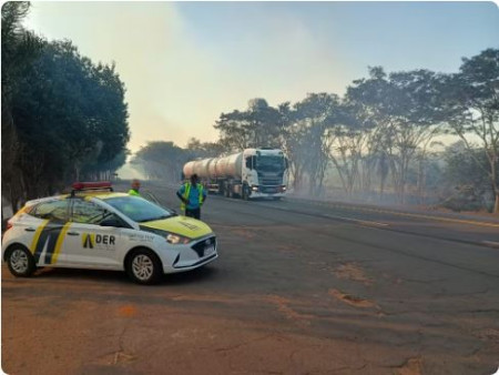 IncÃªndio de grandes proporÃ§Ãµes atinge Ã¡rea de vegetaÃ§Ã£o natural no acesso da Rodovia Arlindo BÃ©ttio, em Rosana