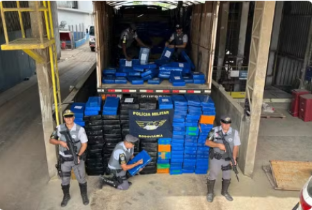 Carreta com quase 4 toneladas de maconha Ã© apreendida apÃ³s motorista pular do veÃ­culo em movimento, em Pirapozinho