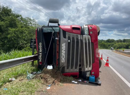 CaminhÃ£o carregado com Ã³leo vegetal tomba na Rodovia Raposo Tavares, em Presidente Prudente