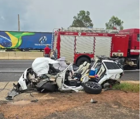 Motorista e passageiro sobrevivem apÃ³s carro de luxo capotar e ser atingido por carreta em rodovia do interior de SP