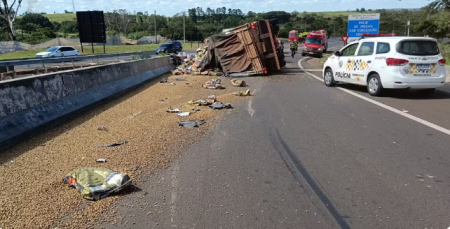 AlÃ§a de acesso Ã  SP-425 fica interditada apÃ³s caminhÃ£o tombar e derramar carga de raÃ§Ã£o sobre a pista, em Presidente Prudente