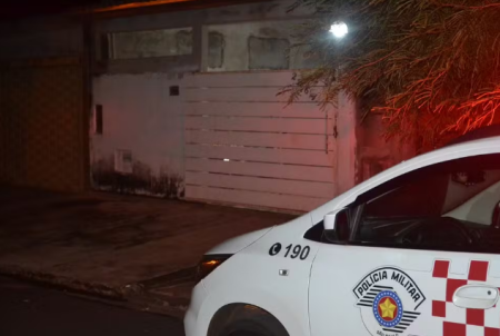 Esposa Ã© assassinada a facadas durante discussÃ£o em casa com o marido, que se apresenta Ã  polÃ­cia e acaba preso