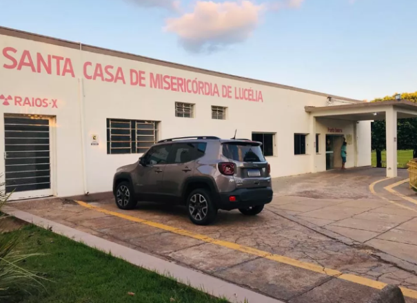 Mulher pede ajuda durante atendimento médico após ser agredida e mantida em cárcere privado pelo namorado, em Lucélia