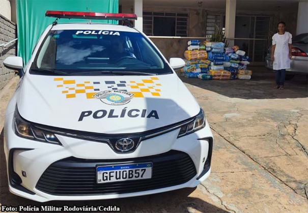 Polícia rodoviária entrega fraldas arrecadadas na campanha natal iluminado