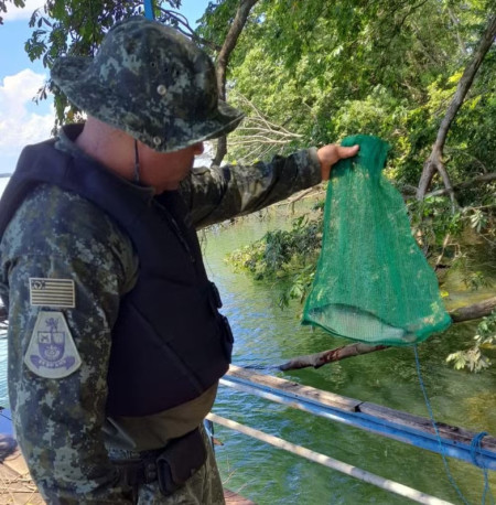 Pescador Ã© multado em R$ 2 mil e responderÃ¡ criminalmente por capturar peixe ameaÃ§ado de extinÃ§Ã£o, em Rosana