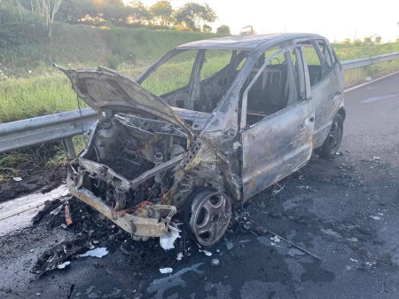 Carro fica totalmente destruÃ­do apÃ³s pegar fogo na Avenida Joaquim Constantino