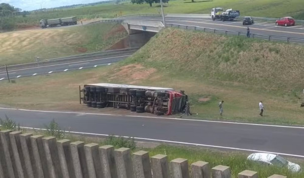 Caminhão com carga de queijos tomba na Rodovia Assis Chateaubriand, em Martinópolis