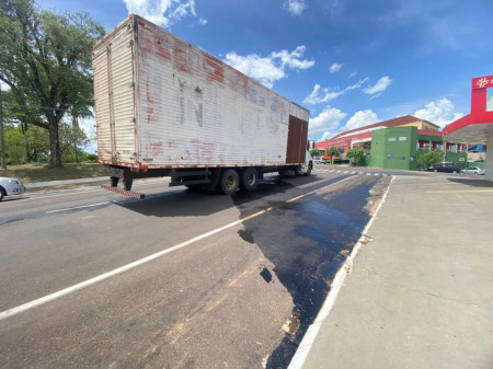 FlÃ³rida: CaminhÃ£o derrama Ã³leo por mais de 700 metros no centro da cidade