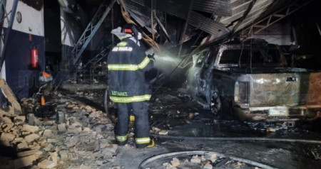 Oficina mecÃ¢nica fica destruÃ­da apÃ³s incÃªndio na madrugada desta quinta-feira em TupÃ£