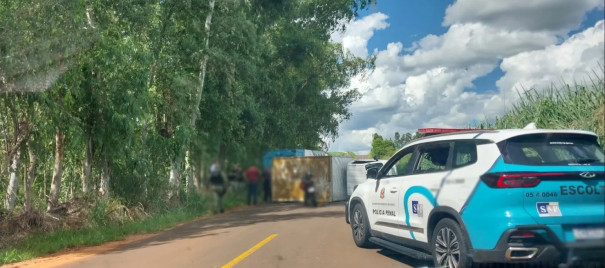 Caminhão tomba próximo do presídio de Flórida Paulista