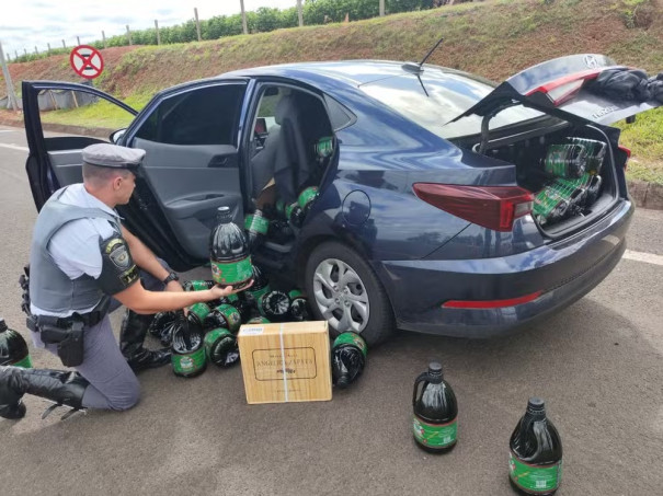 Homem é preso por descaminho após ser flagrado com centenas de galões de azeite sem nota fiscal em rodovia do interior de SP