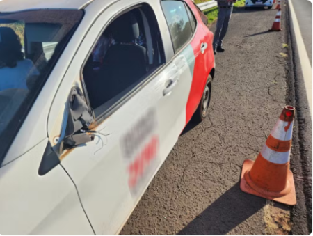 CaminhÃ£o bate na lateral de carro na Rodovia da IntegraÃ§Ã£o, em Presidente Venceslau, e motorista foge do local