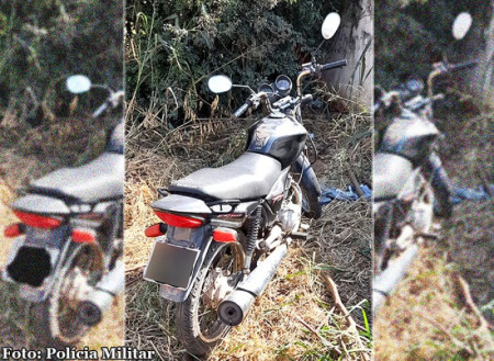 Motocicleta furtada Ã© localizada abandonada em matagal em TupÃ£