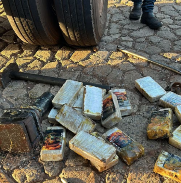 Motorista paraguaio é preso em flagrante com mais de 90kg de cocaína escondidos em caminhão 