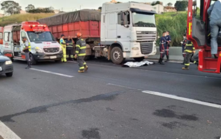 Motociclista morre em acidente com caminhÃ£o bitrem na rodovia do Contorno em MarÃ­lia