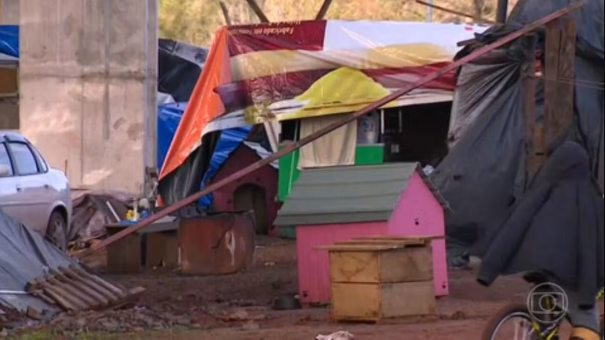 No Rio Grande do Sul, Guaíba causa novos alagamentos e moradores se abrigam nas margens de rodovias